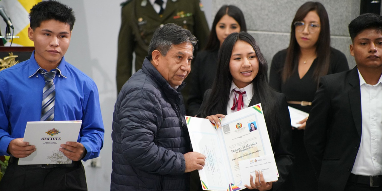 El vicepresidente David Choquehuanca entregó los títulos de bachiller y el bono a la excelencia. | Foto: Jorge Mamani