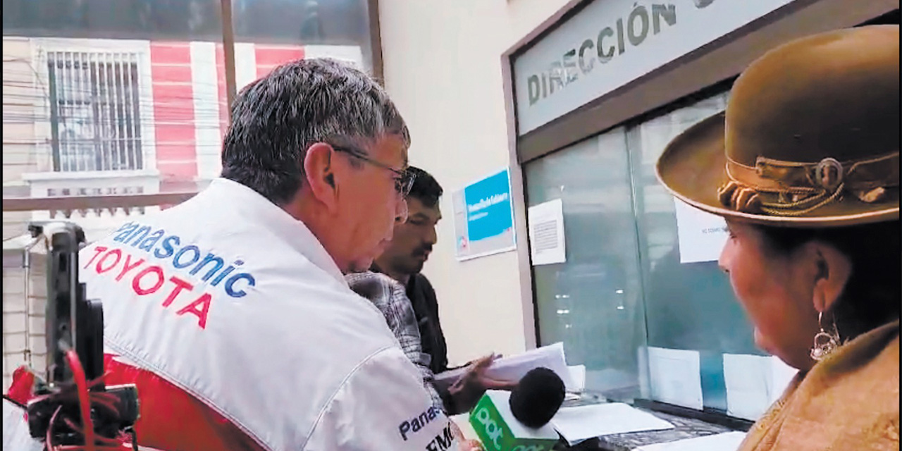 Un funcionario edil mostró una orden que habría salido del despacho del alcalde. Foto: Lourdes Chambillla
