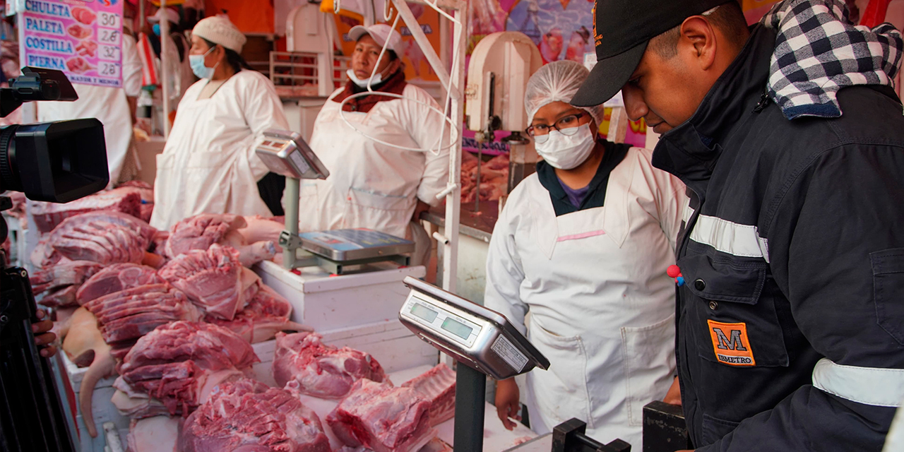 Venta de carne de cerdo en la calle Incachaca.