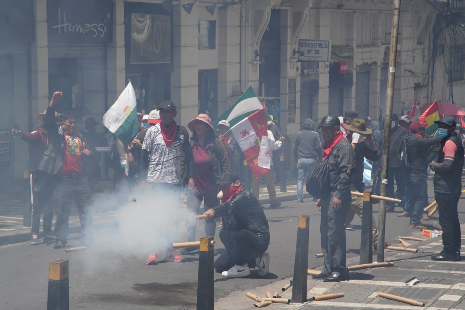 Maestros con petardos causan temor en la población. (Foto: Jorge Mamani)