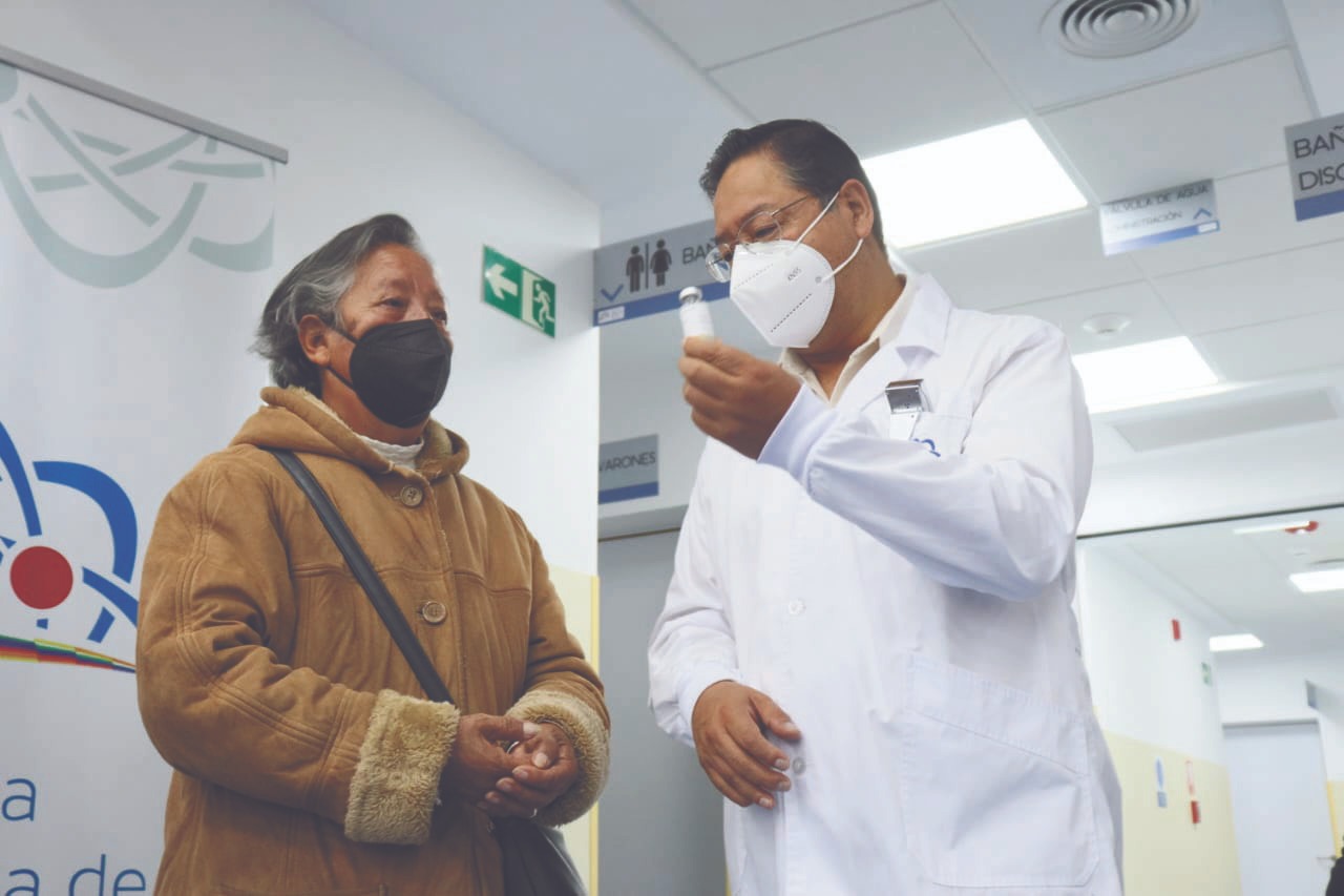 El presidente Luis Arce entrega uno de los radiofármacos a una paciente con cáncer. (Foto: Presidencia)