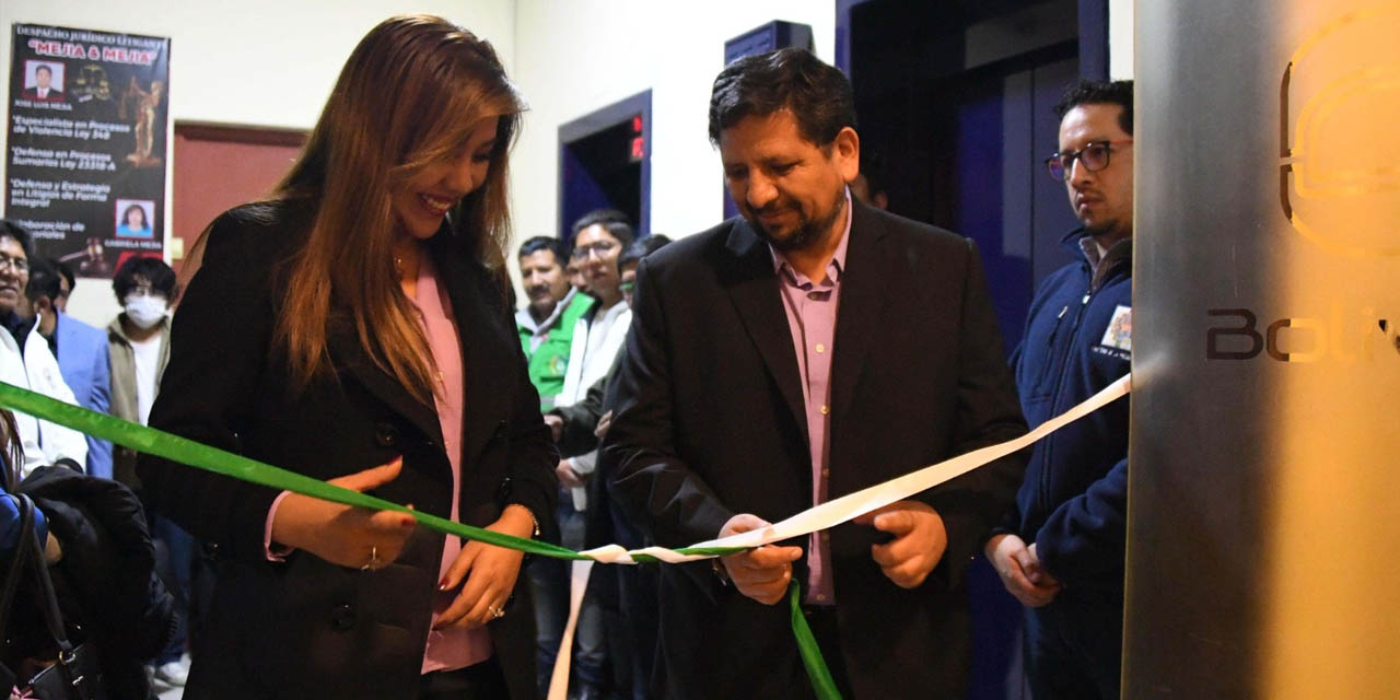 La viceministra Alcón y el gerente Valdivia en la inauguración del nuevo estudio. | Foto: Josué Cortés