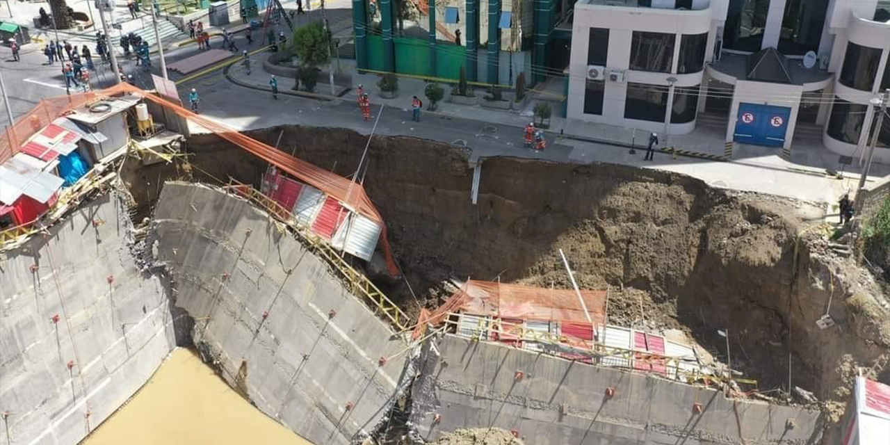 El desplome del muro de contención que afectó a dos avenidas. Foto: Archivo