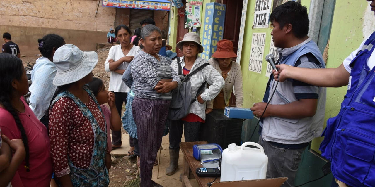 Un técnico en salud capacita a los comunarios. | Foto: MSyD