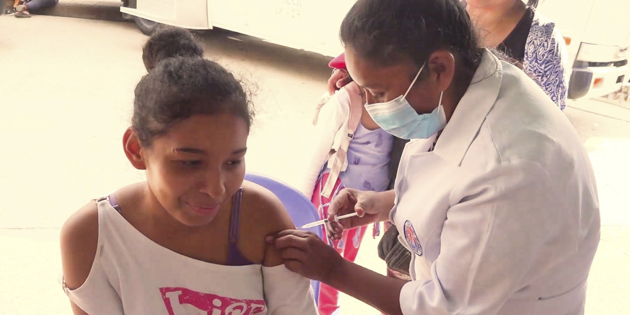 Personal de salud en su trabajo de vacunación.