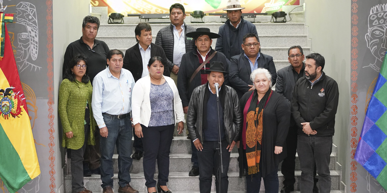 Representantes de los alcaldes de Bolivia luego de la reunión con el Presidente.