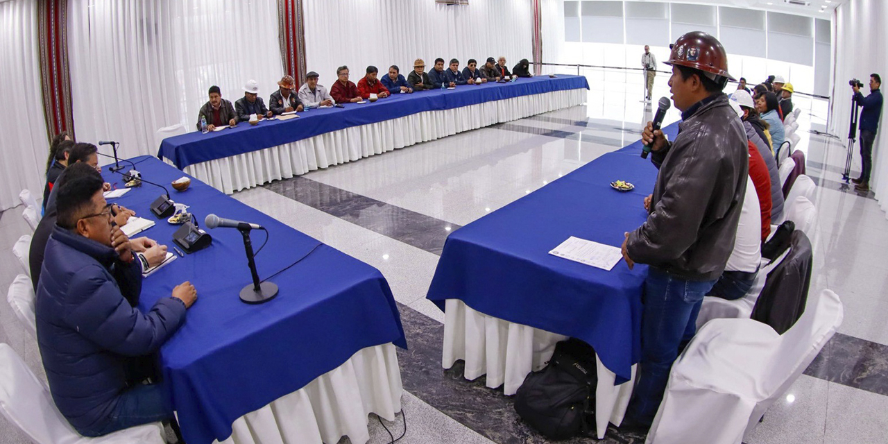 La reunión en la Casa Grande del Pueblo
