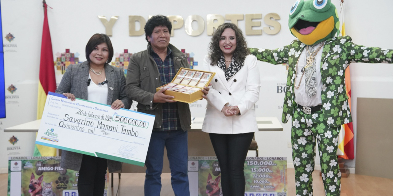 El afortunado junto a las autoridades luego de recibir su premio.