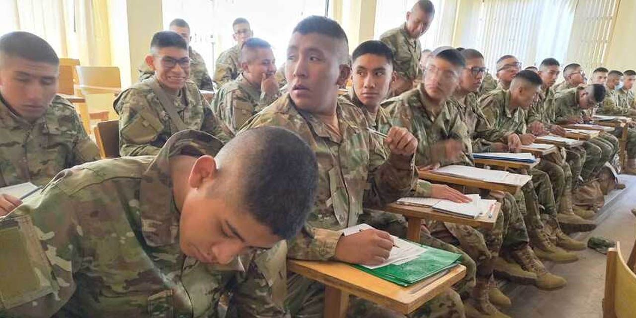 Capacitación a premilitares. Foto: Unidad de Difusión y Comunicación Socialización/INE Oruro