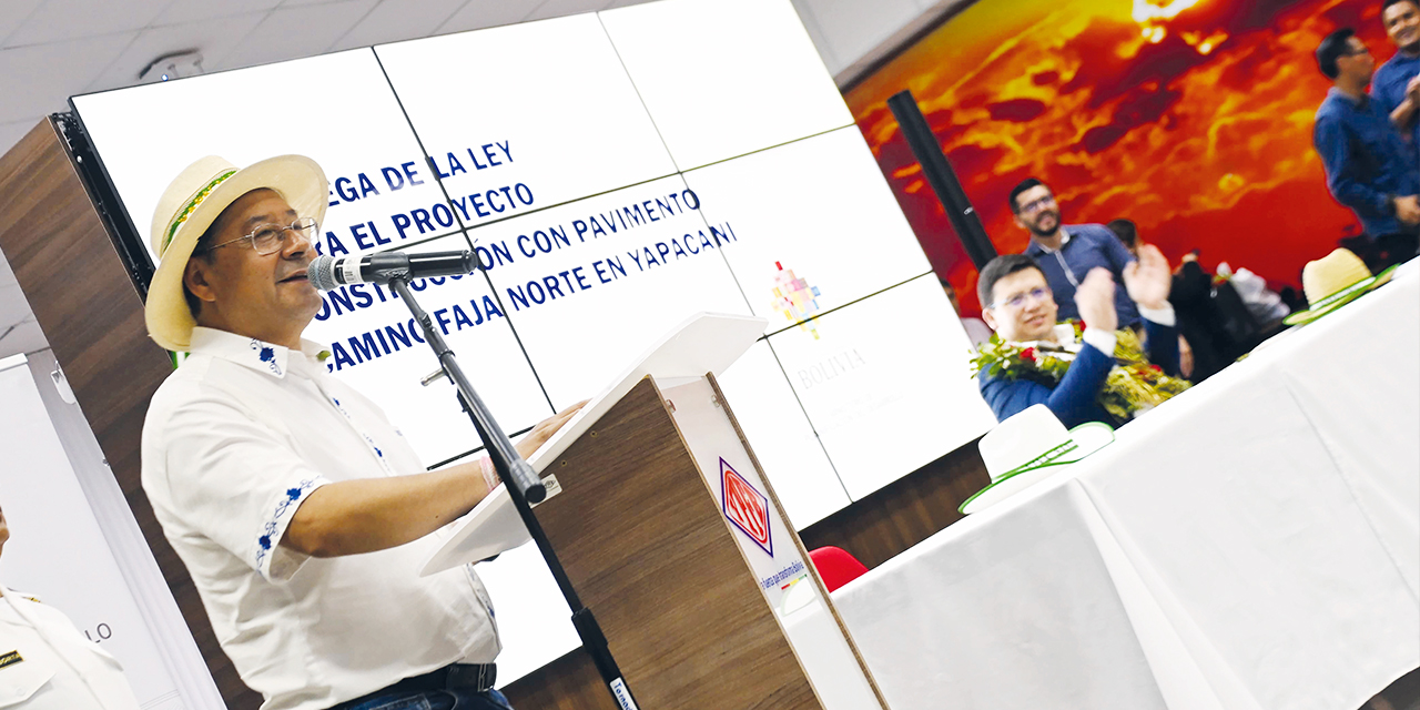 El Jefe de Estado durante la entrega de la ley. Foto:  Comunicación Presidencial