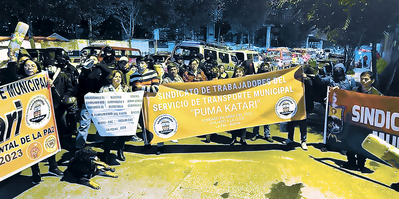 Funcionarios del servicio de transporte PumaKatari durante una de sus protestas.  | Foto: RRSS