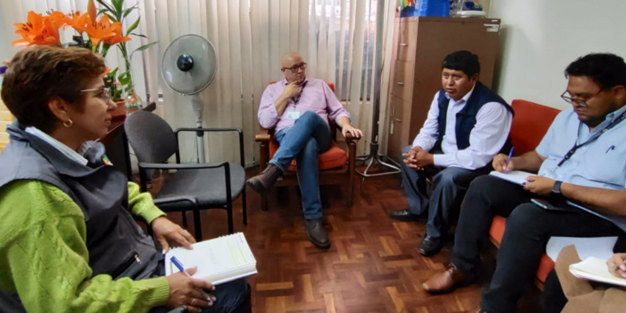 La directora del Serecí Cochabamba, Miriam Enríquez, se reúne con representantes de la Dirección Departamental de Penitenciarias. Foto. Fuente Directa