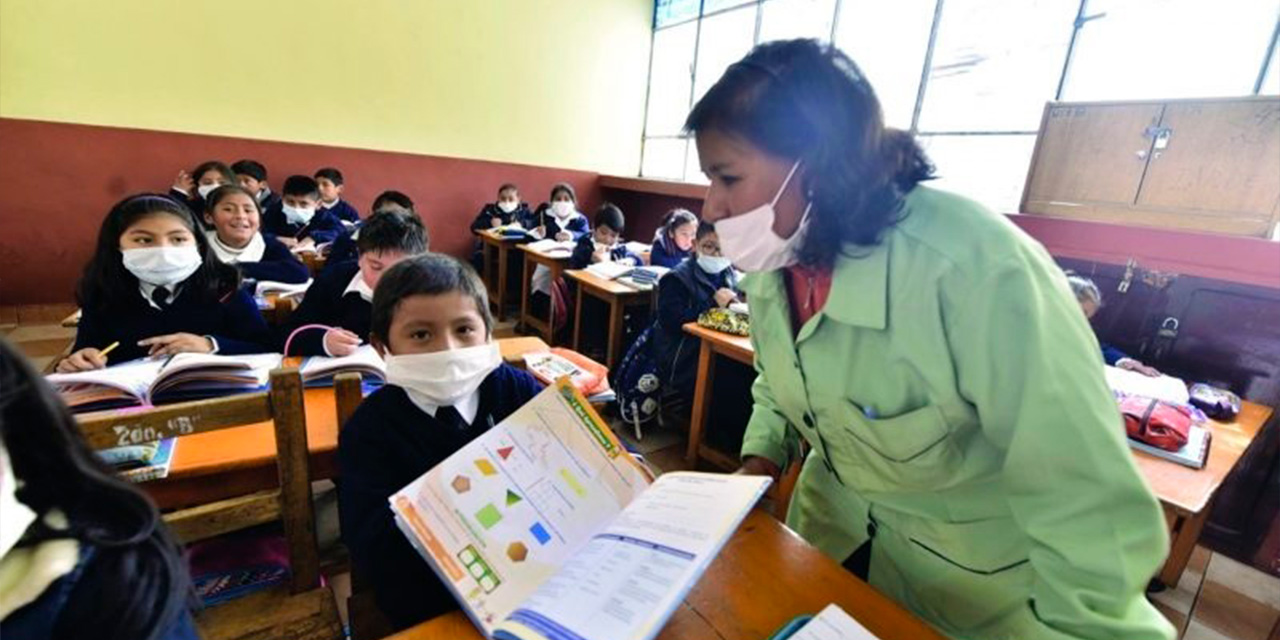 Una maestra imparte clases a niños bolivianos. Foto: Archivo