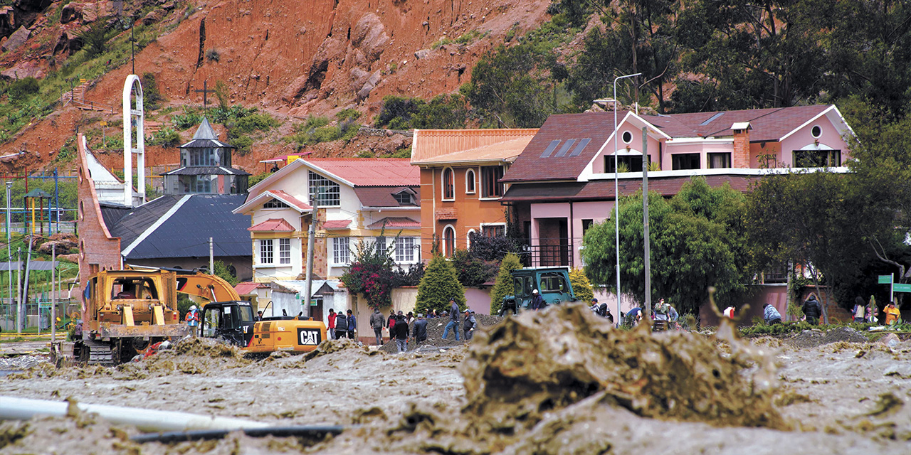 Maquinaria pesada trabaja en el barrio Amor de Dios.  | Foto: Jorge Mamani