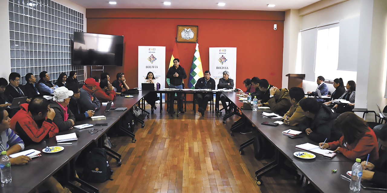 Autoridades ministeriales durante la reunión con representantes del magisterio urbano.  | Foto: Ministerio de Educación