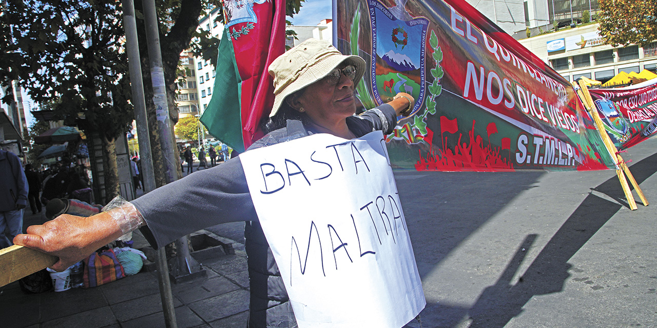 Funcionarios municipales se crucificaron como parte de sus protestas.  | Foto: Jorge Mamani