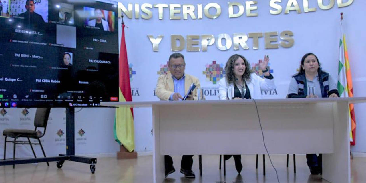 La ministra de Salud y Deportes, Maria Renée Castro (centro), durante la presentación de la campaña de vacunación. Foto: MSyD