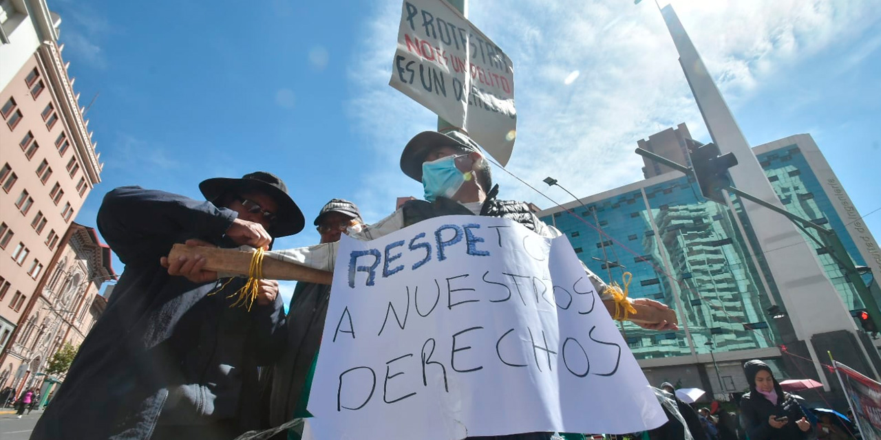 Protesta trabajadores del Gobierno Municipal de La Paz, exigen respeto a sus derechos, rechazan el acoso laboral. Foto: APG
