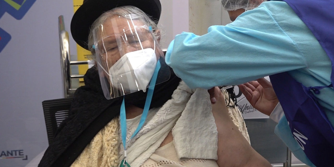 Una mujer adulta mayor recibe una vacuna. Foto: Ministerio de Salud