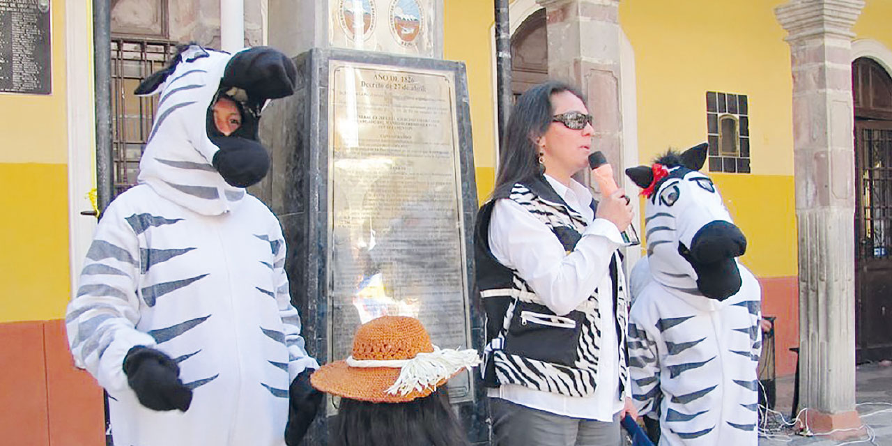 Khatia Salazar, durante un acto oficial, junto a dos ‘Cebras’. Foto: RRSS