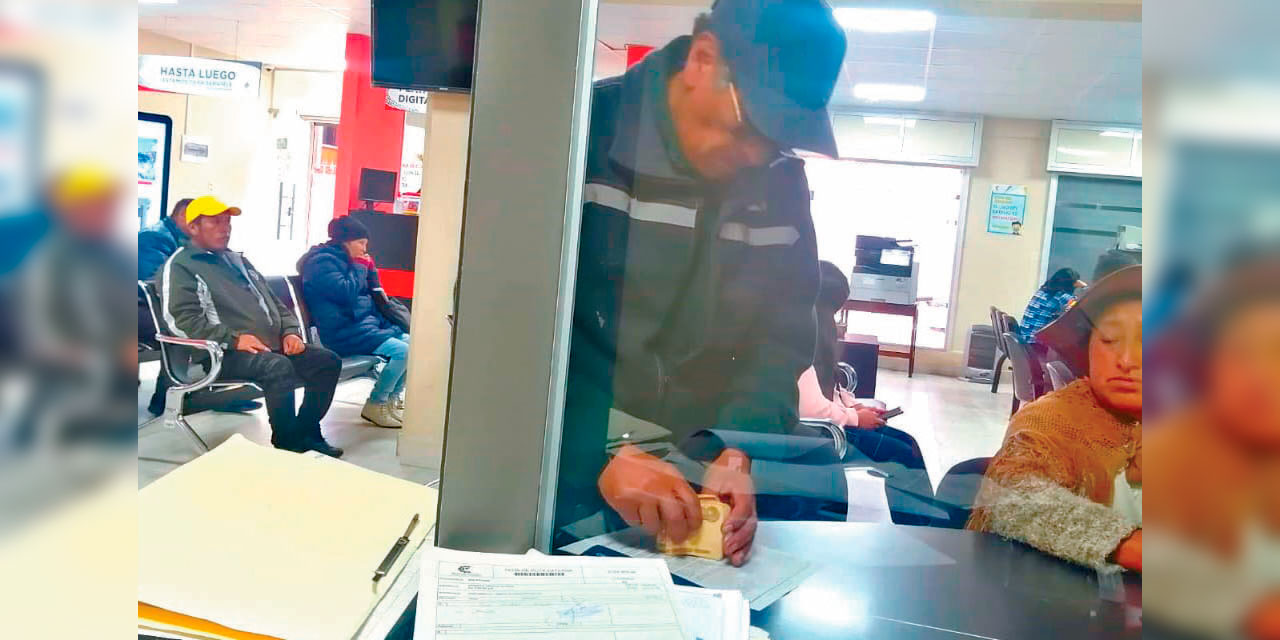 Uno de los trabajadores recoge el pago de sus beneficios. Foto: Ministerio de Trabajo