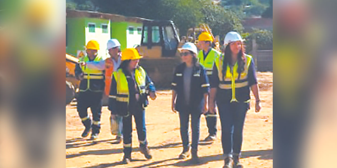 Inspección a las obras en el municipio de Camiri. Foto: AISEM