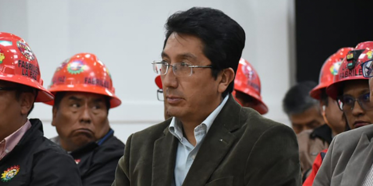 René Delgado, nuevo gerente de la CNS, durante su posesión. Foto: Ministerio de Salud y Deportes