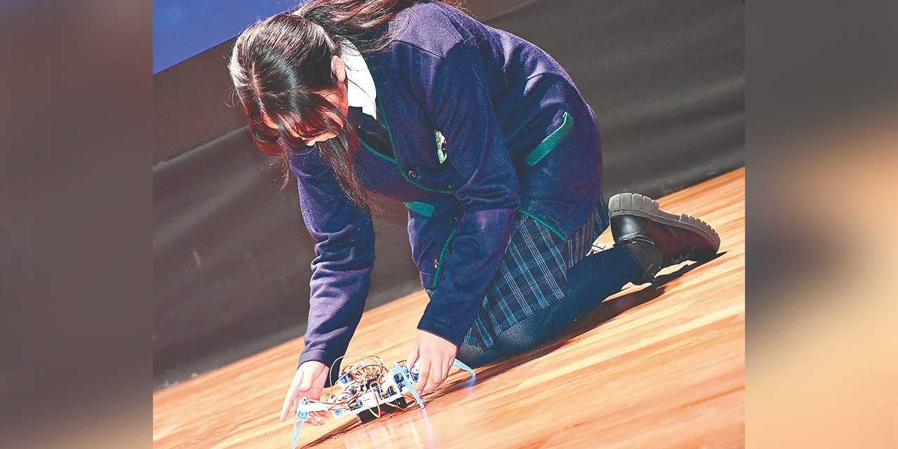 Una estudiante muestra el funcionamiento de un robot. Foto: Ministerio de Educación