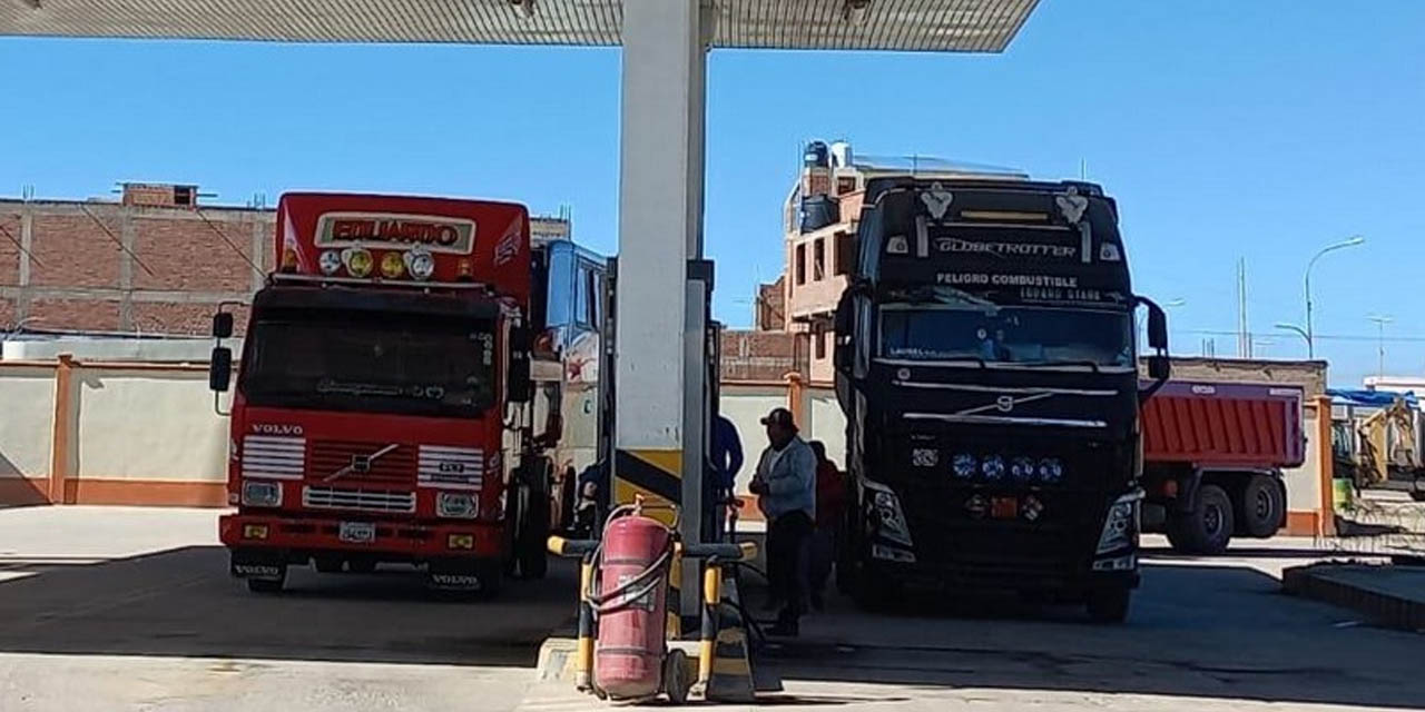 Venta de diésel en una estación de servicio en la ruta La Paz-Oruro. | Foto: Archivo