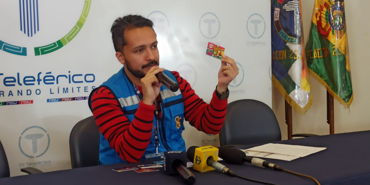 El gerente de Mi Teleférico, Alejandro Gonzales, en conferencia de prensa.