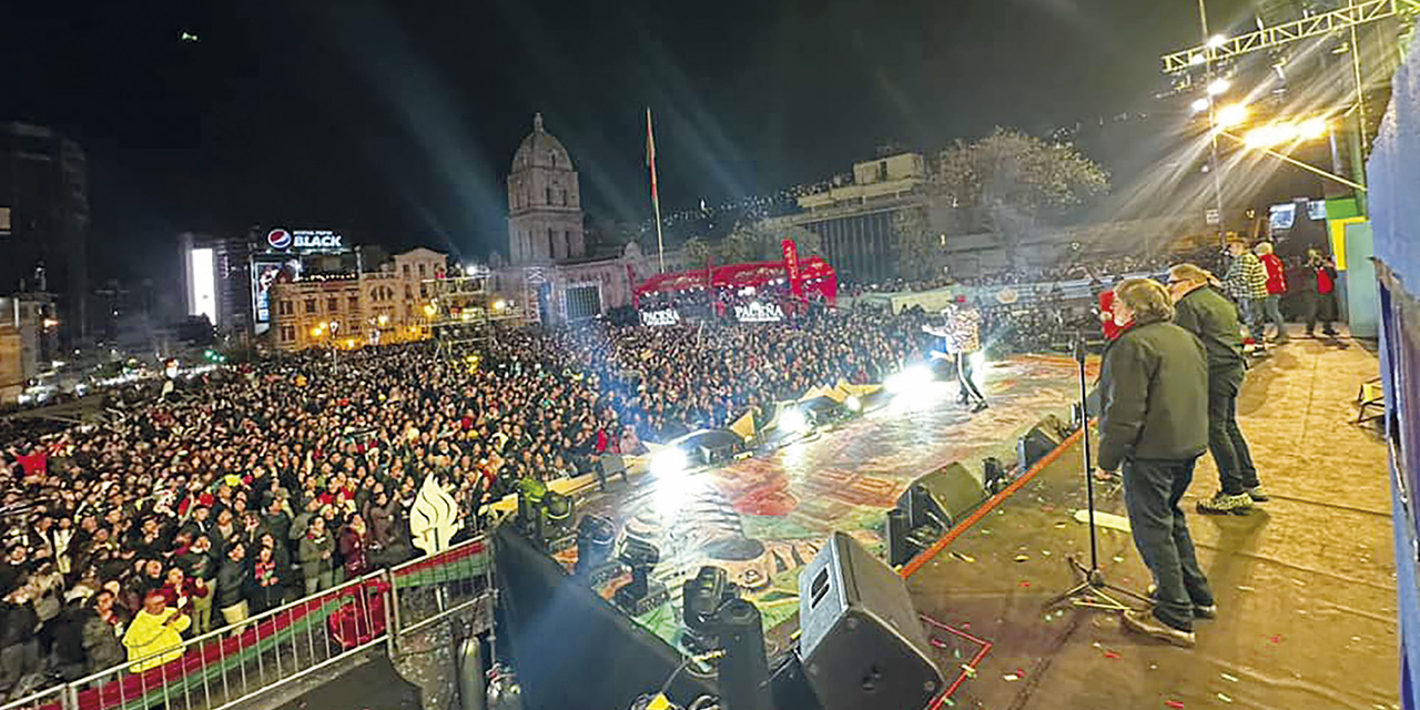 La presentación de los Auténticos Decadentes durante la verbena del año pasado. | Foto: RRSS