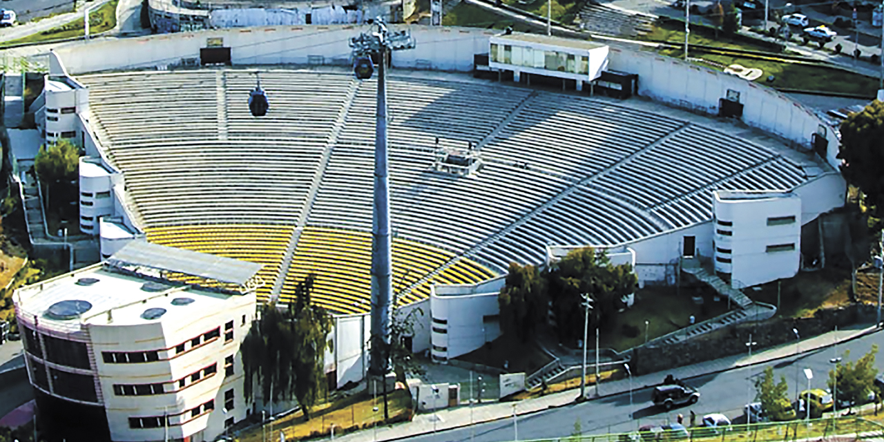 Iván Arias prometió instalar un techo retráctil en el Teatro al Aire Libre. 
