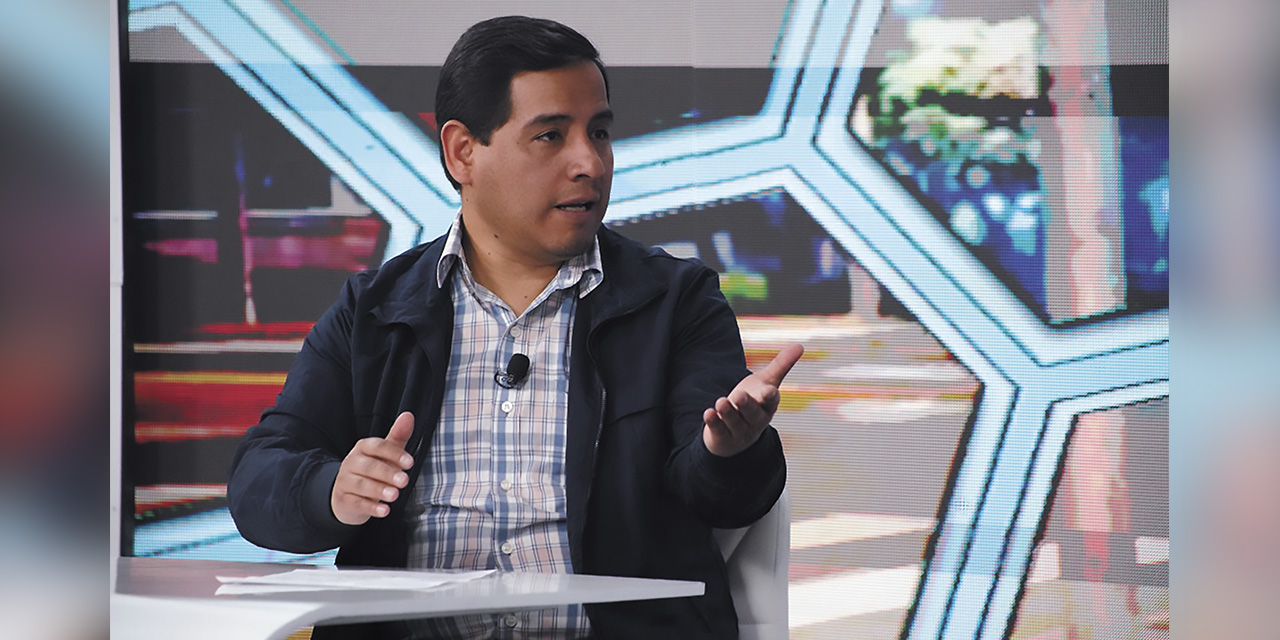 El jefe de la Unidad de Meteorología, Enrique Peñarrieta, en Bolivia TV.  | Foto: Jorge Mamani
