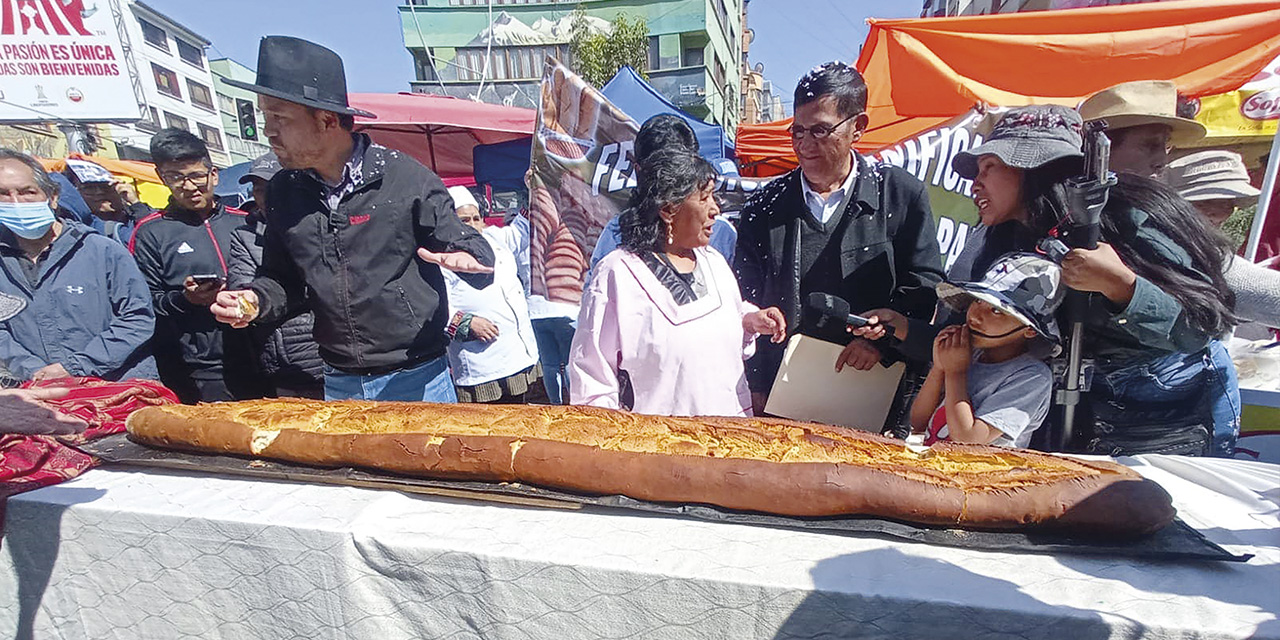 Se presentó la marraqueta más grande del mundo.  | Foto: AMUN