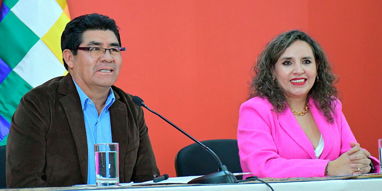 El ministro de Educación, Omar Véliz, durante la conferencia de prensa. Foto: Ministerio de Educación