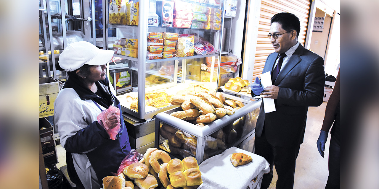 El Viceministro de Defensa al Usuario y Consumidor durante un control a un local de venta de pan. | Foto: Jorge Mamani