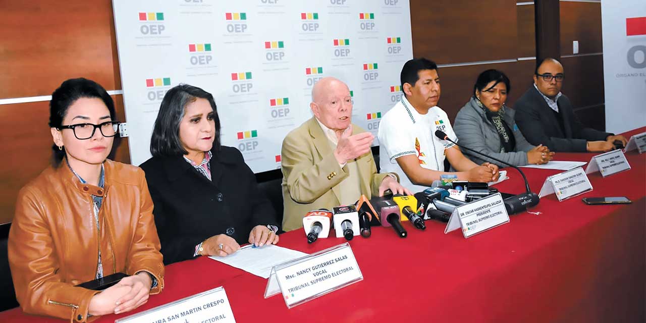 Vocales del TSE en conferencia de prensa. Foto: TSE