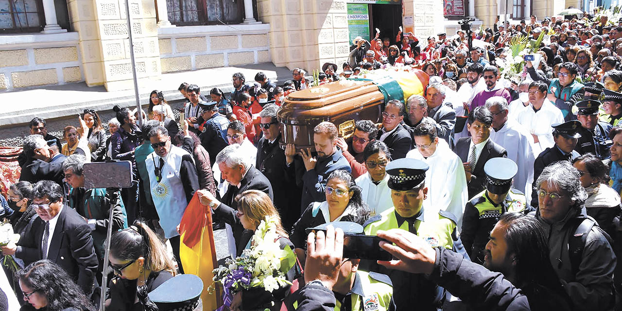 Un masivo público se despidió del padre Eduardo Pérez Iribarne, con muestras de cariño y respeto. | Foto: APG