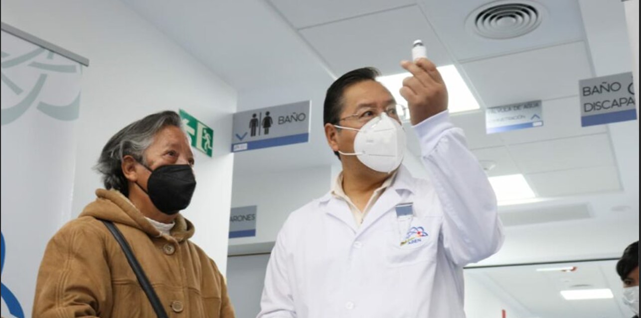 El presidente Luis Arce entregó en marzo de 2023 los primeros radiofármacos para combatir el cáncer producidos en el Complejo Ciclotrón Radiofarmacia Preclínica de Bolivia. Foto ABEN
