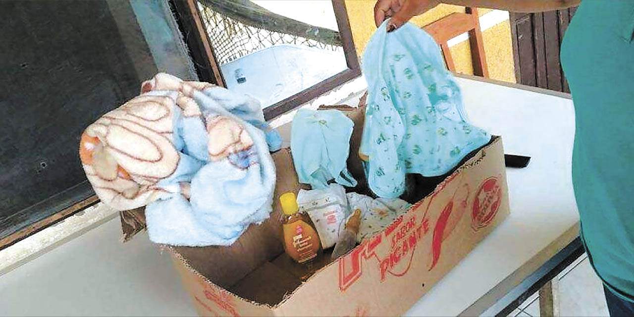 Uno de los bebés abandonados estaba en una caja de cartón. | Foto: Captura