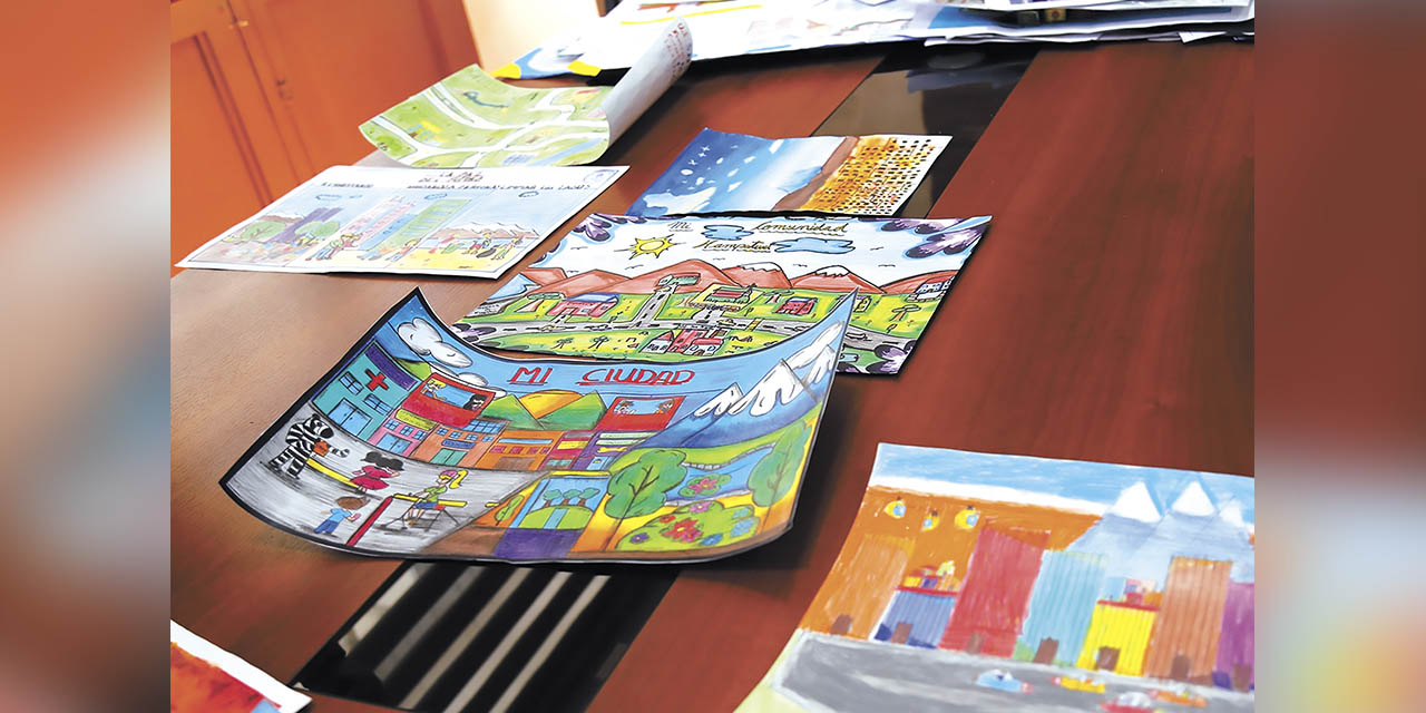 Una muestra de los dibujos para el concurso. | Foto: Javier Escalier