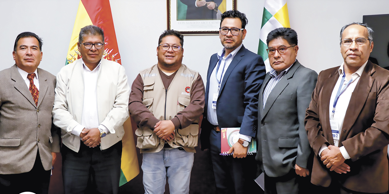 Reunión del ministro Erland Rodríguez y los contadores de La Paz.