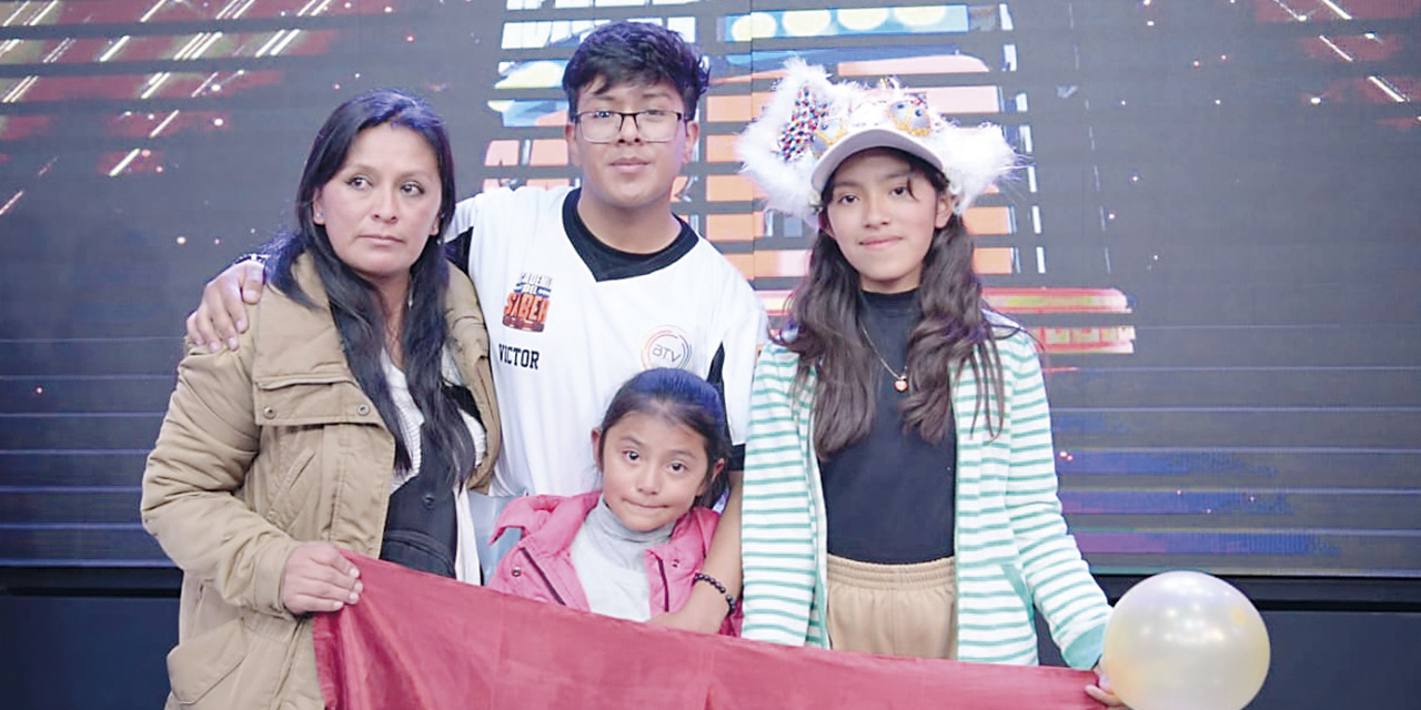 Víctor Soliz, ganador de La ‘Academia del Saber’ a nivel nacional, junto a su familia.