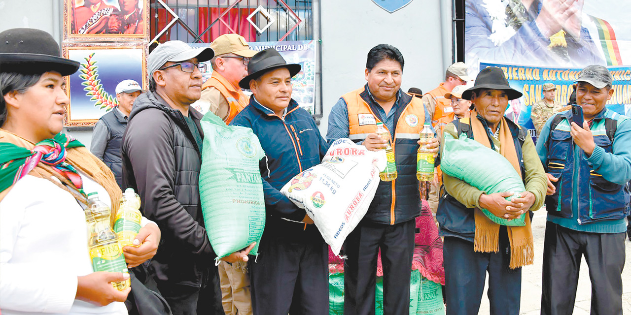 El viceministro de Defensa Civil, Juan Carlos Calvimontes, entregó la ayuda humanitaria. Fotos:  Presidencia