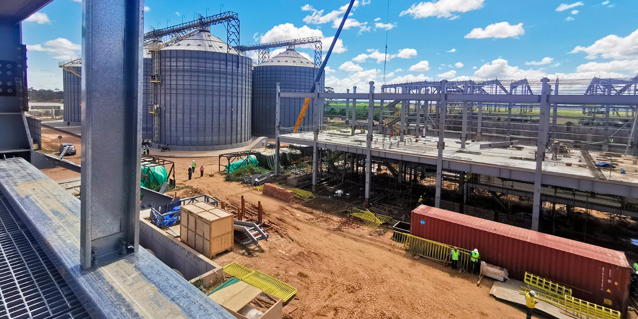 La construcción de la factoría de subproductos de soya. Foto: Emapa