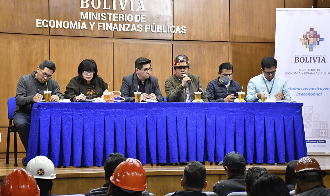 El Ministro de Economía junto a representantes de la COB. (Foto: Ministerio de Economía)