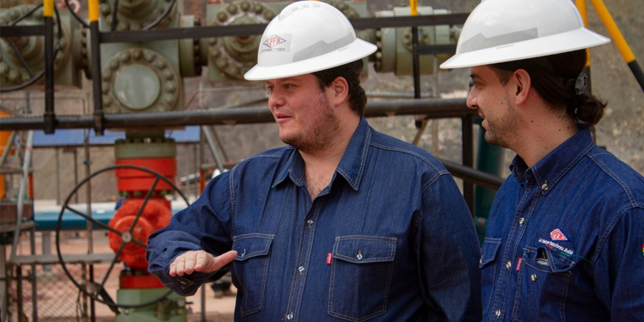 El presidente de YPFB, Armin Dorgathen, en una visita a una planta de YPFB. (Foto: YPFB)
