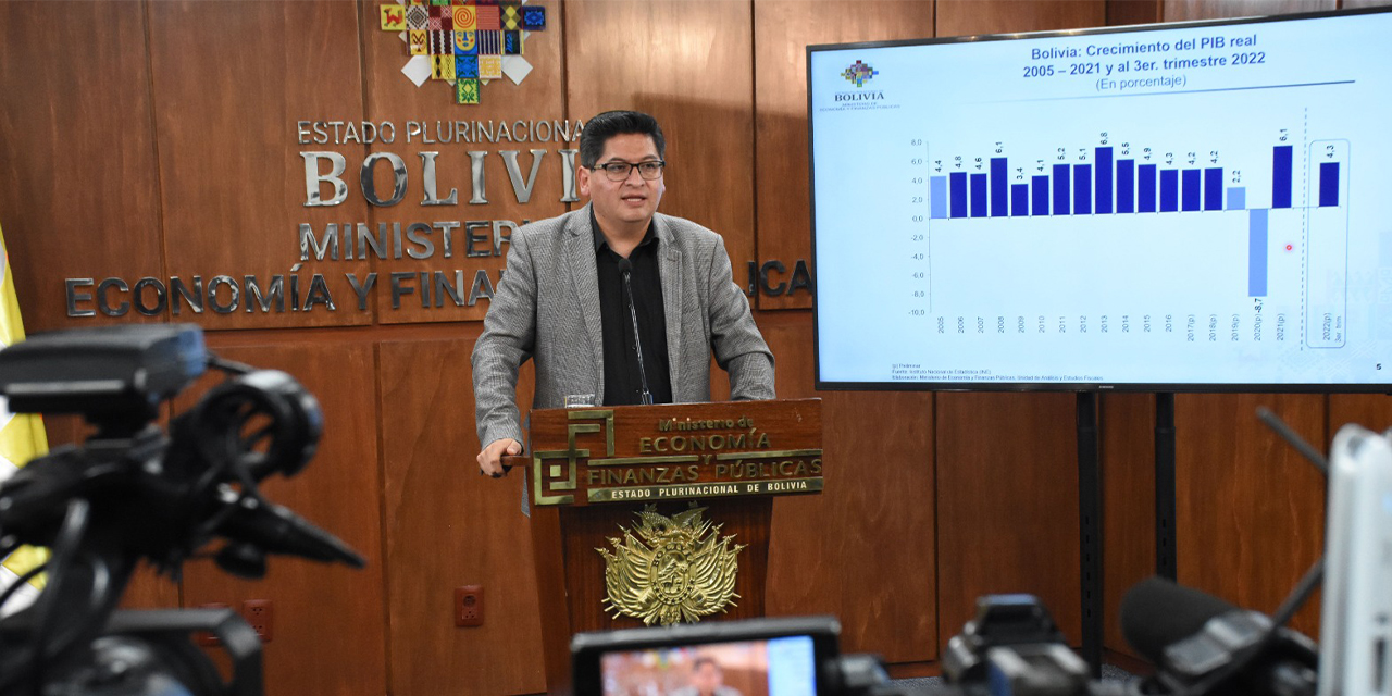 El ministro de Economía, Marcelo Montenegro, durante la conferencia de prensa, ayer. (Foto: Jorge Mamani)