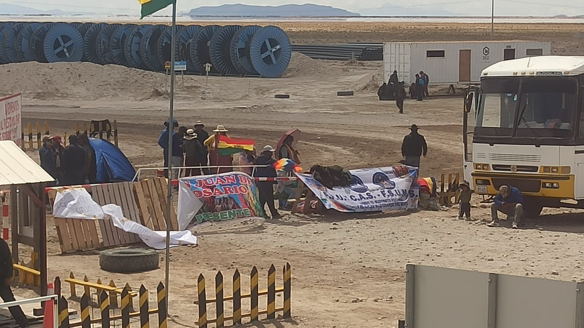 Bloqueo en las puertas de la planta de litio. (Foto: YLB)