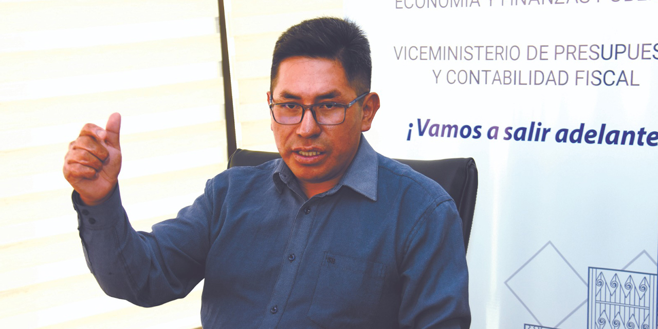 El viceministro de Presupuesto y Contabilidad Fiscal, Zenón Mamani, durante la entrevista con los medios estatales. (Foto: Gonzalo Jallasi)